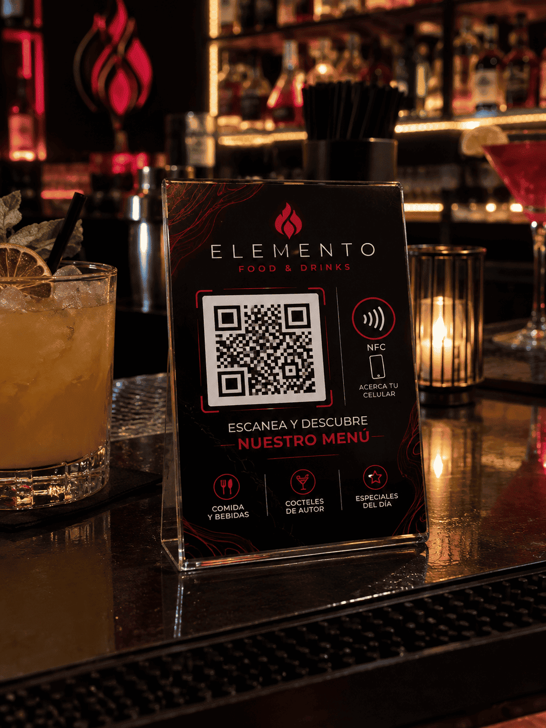 Placa NFC de acrílico con logo en mesa